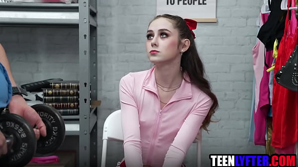 Ladrão de loja magro é fodido com força por policial de shopping