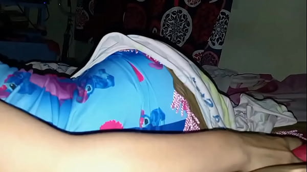 Nena cachonda es follada por su padrastro por la mañana