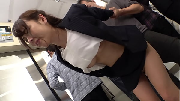 衣服潜り込みアングル 鬼●痴●に服の中でしつこく責められ連続イキさせられる巨乳女！過激な集団の欲望にままに犯される！　 part2