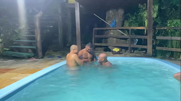 Festinha gostosa entre amigos na piscina