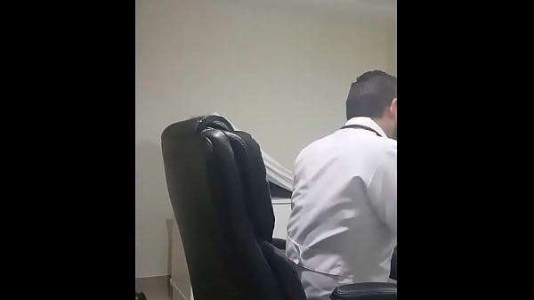 Eu fodo um médico em seu consultório