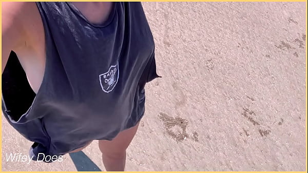 ESPOSA se atreve a andar de peitoral em banco público