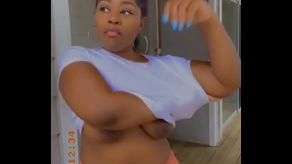 cadela malvada caramelo mostra seus peitos grandes