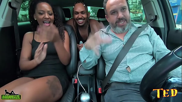 Eles chegaram do Rio de Janeiro e entram na carona essa mulata aprontou muito nas ruas - Casalblackrj - Amandinha Black Rj - Edu Black Rj