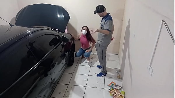 Patroa e cliente ficou com tesão na oficina do mecânico tarado!