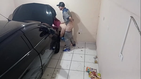 Patroa e cliente ficou com tesão na oficina do mecânico tarado!