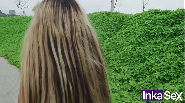 Milf mexicana acepta comerle la verga a un negro en la calle para despues follarselo por despecho