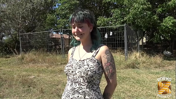 Khala, coquine aux gros seins, veut essayer la double vaginale