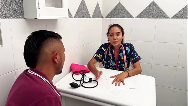 ENFERMEIRAS SAFADAS E TESUDAS CHUPAM MINHA BUNDA NO ESCRITÓRIO E EU ACABO ENFIANDO ELAS