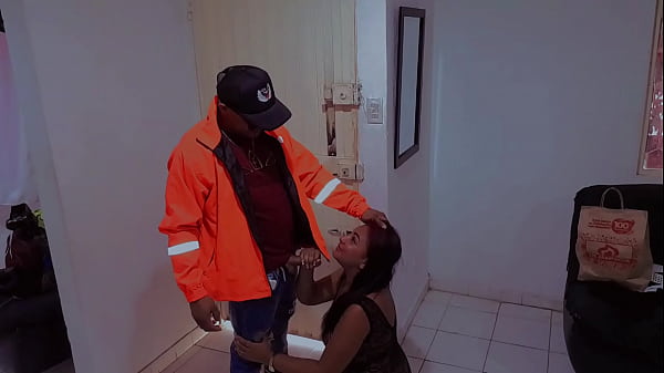 Fucked by the Delivery boy. I receive the delivery man in erotic lingerie, the lucky stranger sees me exhibit off and fucks me and makes him suck his dick, I'm submissive. Recorded with hidden camera