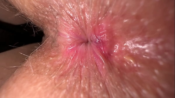 Tenho um pequeno problema com mamilos – meu padrasto gosta de usar meus seios como brinquedo sexual.