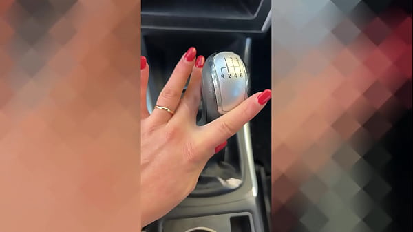 KATALUNA se défonce la chatte avec sa boîte à vitesse et Squirt