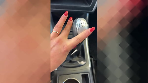 KATALUNA se défonce la chatte avec sa boîte à vitesse et Squirt