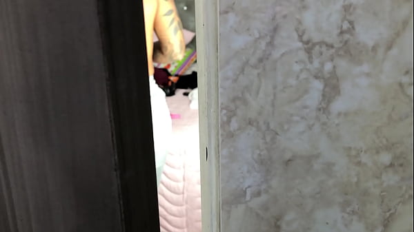 ESPIANDO A MI CALIENTE MADRASTRA MIENTRAS SE DESVISTE (DRESSING, BRUNETE, BIG ASS, THONG)