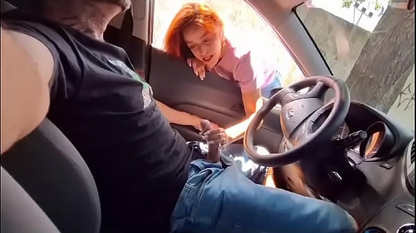 Tirei pau pra fora e me masturbei olhando para ruivinha que estava no ponto de onibus!