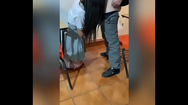Echando Desmadre en la ESCUELA! COGIENDO con COLEGIALA Mexicana, Dos COMPAÑERAS del Salón CALIENTES Querían VERGA, Una de ELLAS me la CHUPA y me la COJO Mientras la OTRA Graba. TRIO de Estudiantes! Regreso a Clases