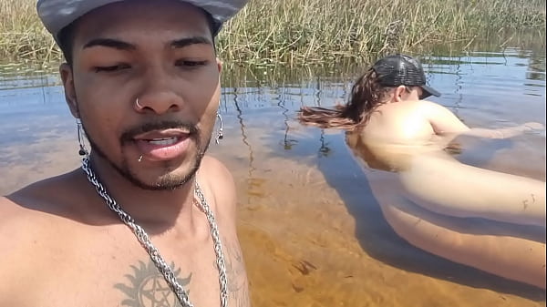 Novinha Branquinha Gostosa Conhecendo a Praia de Nudismo Primeira Vez | Bruninha Fonseca & Joao O Safado