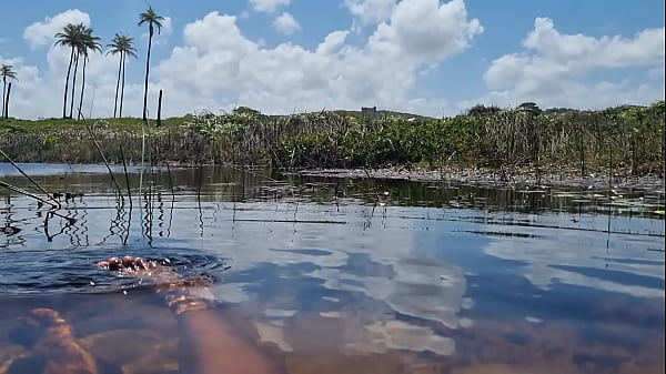 Novinha Branquinha Gostosa Conhecendo a Praia de Nudismo Primeira Vez | Bruninha Fonseca & Joao O Safado