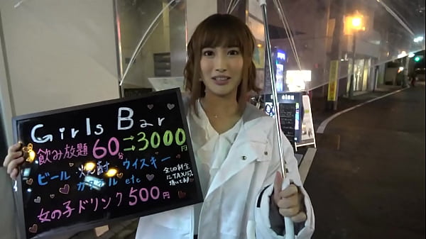 Entrevista com uma senhora que trabalha em um bar! Akane(24) se masturba muito. Ela insere o dedo médio em sua vagina.