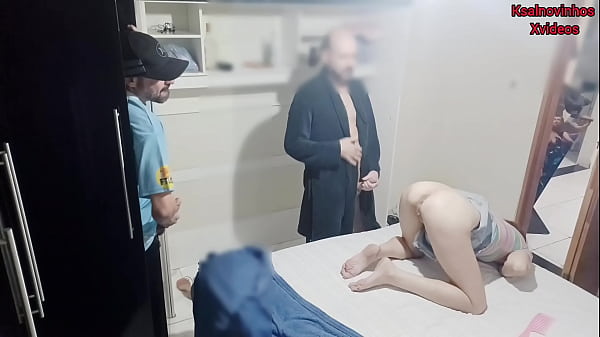 Pegadinha com esposa com olhos vendados e amigo entra no meio da transa estava amigo dentro do guarda roupas