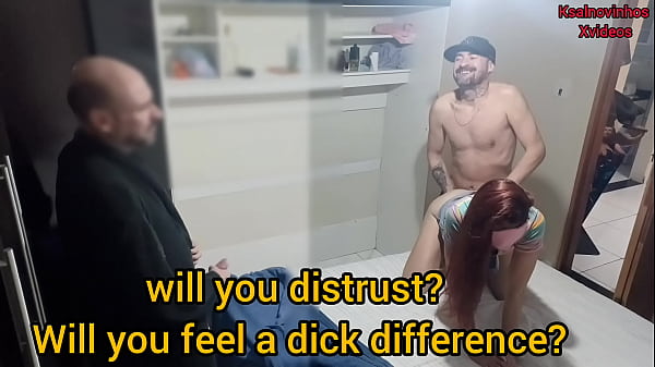 Pegadinha com esposa com olhos vendados e amigo entra no meio da transa estava amigo dentro do guarda roupas