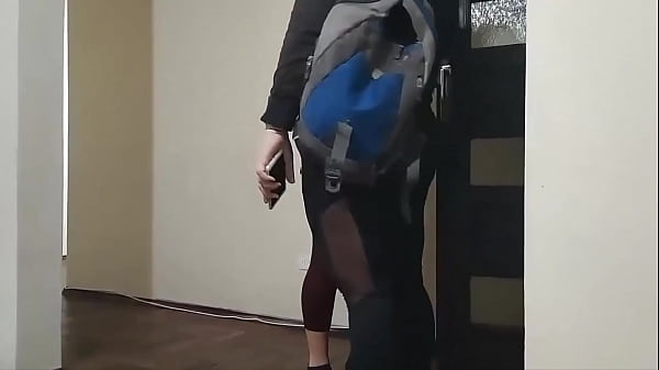 La mejor amiga  de mi esposa viene ala casa para quedarse unos dias y de verdad no me puede aguantar en la misma cama y no poder follarmela hasta que una noche se dio mi fantasia  follar con la mejor amiga de mi esposa en la misma cama