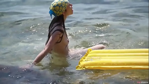 Sexy Sirena Fingers Herself To Orgasm At The Beach