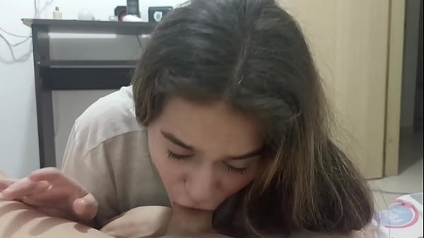 Mi hermanastra pequeña me enseña como follar a una mujer y me hace correr en su estrecho coño.