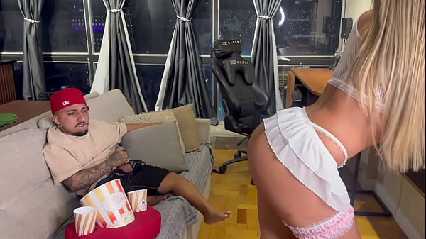 comendo cuzinho da safada no pelo e enchendo de leite com vontade