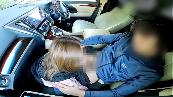 旦那とジムに来て、途中抜け出し不倫男とカーセックス