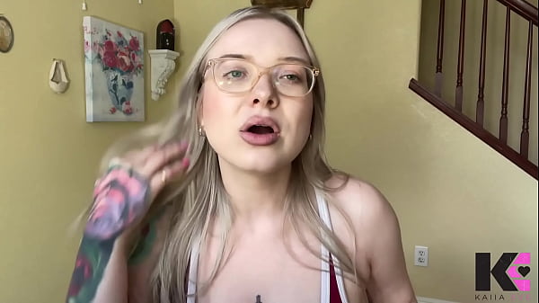 Esposa traidora de Femdom arrogante confessa que ama buceta e pau de menina