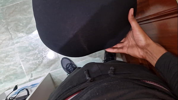 Eu pago dinheiro para a empregada da minha mãe em troca de um bom boquete de garganta profunda