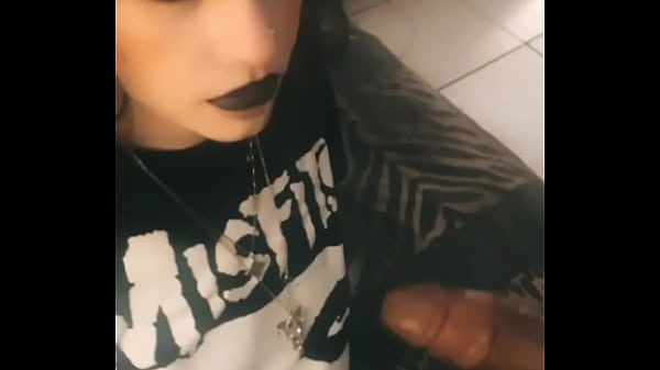 Namorada gótica faz garganta profunda no pau como uma boa menina