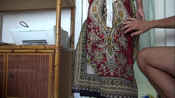 Unfaithful muslim maid doesn't mind cleaning his big fat cock for a tip!