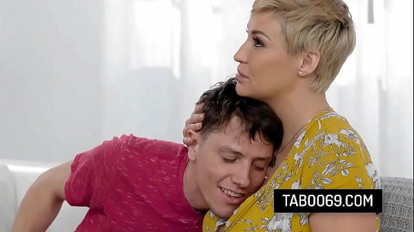 A madrasta loira Ryan Keely sabota os encontros do enteado só para transar com ele