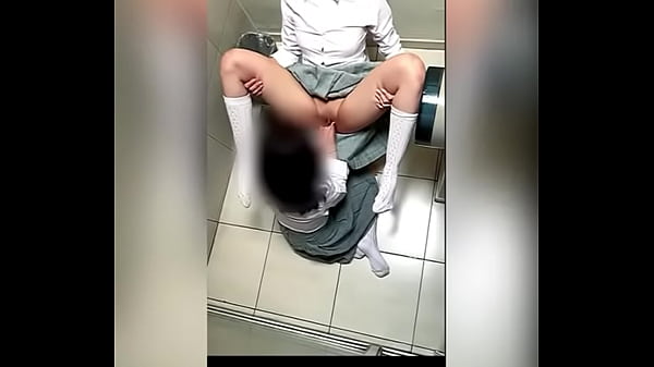 Dos Alumnas Lesbianas Mexicanas Tocándose en el Baño de la Escuela y Haciendo Sexo Oral! Dos ESTUDIANTES LESBIANAS MEXICANAS Calientes en el Baño de Mujeres se TOCAN Hasta TERMINAR!