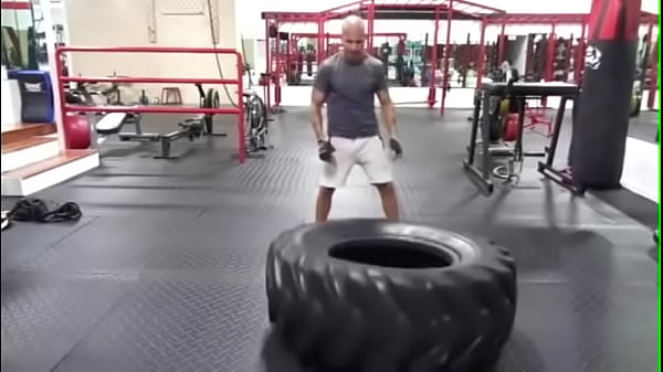 MAXXX LOADZ NA GINÁSTICA TRABALHANDO COM A ESTRELA PORNÔ MASCULINA MAIS ADEQUADA DO PLANETA