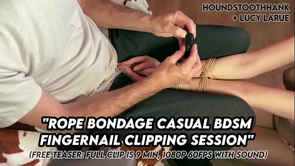 Kötözéses BDSM játék hosszú körömmel és alárendelt lány