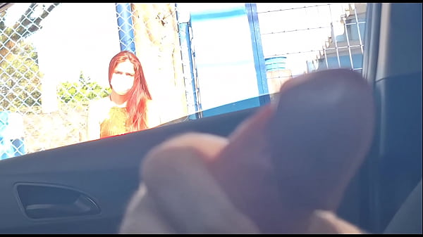 Pedindo informações na rua para uma bela mulher no ponto de ônibus!
