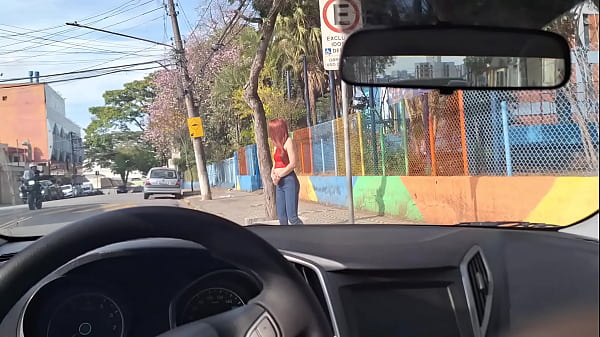 Pedindo informações na rua para uma bela mulher no ponto de ônibus!