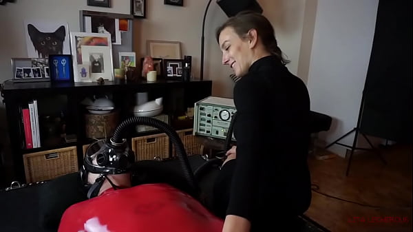 Saco de látex extra kinky escorregadio com máscara de gás e borda lésbica