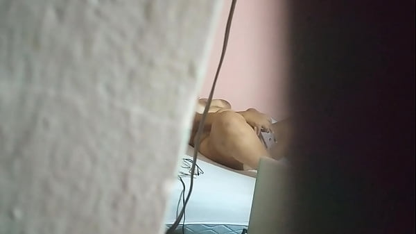 Me gusta ir a casa de mi abuelita porque puedo espiar a mi tía