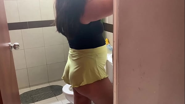 Le agarro las nalgas a mi primastra en el baño la invito a jugar disfruto mucho su culo redondo