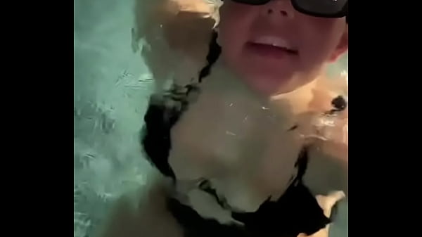 À noite na piscina, quem quer se juntar a mim?