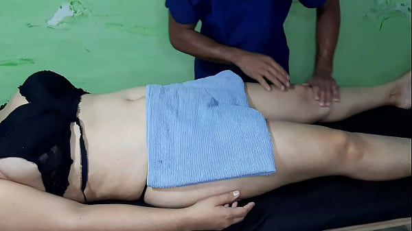 Me dan un delicioso masaje relajante y me pongo cachonda