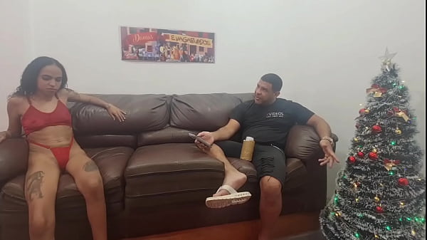 Parte-02 No mês do natal... Dessinha a surfistinha faz revelações no só com Leo ogro: - quero fuder com com 08 homens ,fodi com dois e gostei.