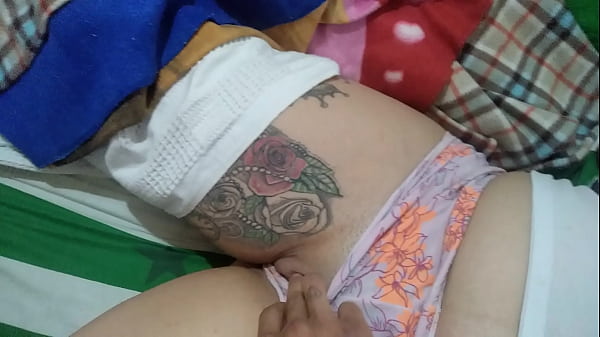 entro a la habitación de un hotel la grabo a escondidas me masturbo en su cara y le doy una gran explosión de semen con Lustylatinasex