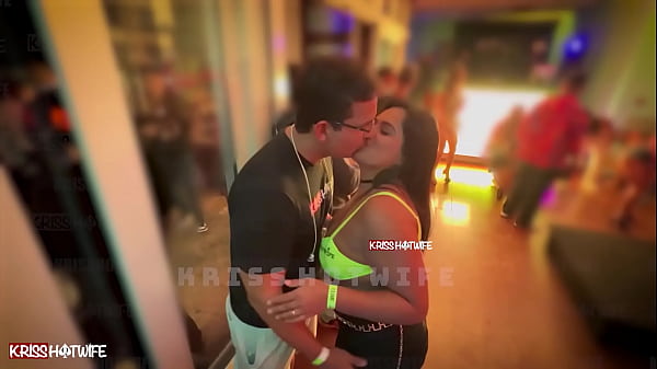 Beijando outro na festa na frente do meu corno / Kissing another at the party in front of my cuckold