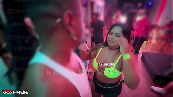Beijando outro na festa na frente do meu corno / Kissing another at the party in front of my cuckold