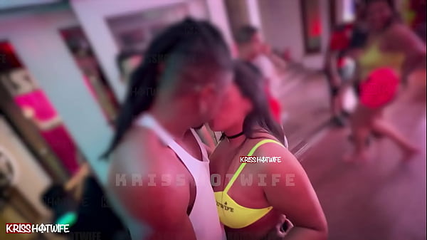 Beijando outro na festa na frente do meu corno / Kissing another at the party in front of my cuckold